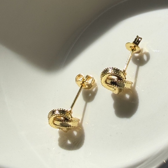 New! Gold Knot Stud Earrings (3568) - Picture 2 of 3